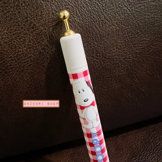 ดินสอกด Snoopy ลายตารางสีแดงขาว ที่กดเป็นสีทอง