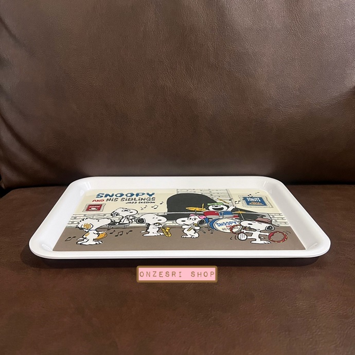 ถาดเมลามีน Snoopy and His Siblings Jazz Session (Limited) ขนาด 30 x 21 x 2 ซม. ไม่มีวางขายทั่วไป เป็นแบบต้องลุ้นกับทางหน้าร้าน Sanrio ที่ญี่ปุ่นเท่านั้น