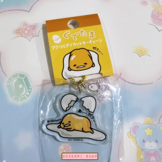 พวงกุญแจ Sanrio Acrylic ลาย Gudetama ออกจากไข่ เป็นอะคริลิคใส เป็นตัวห้อยใหญ่กับตัวห้อยเล็กด้านบน ขนาด 4 x 4 ซม. โดยประมาณ (วัดไม่รวมสาย)