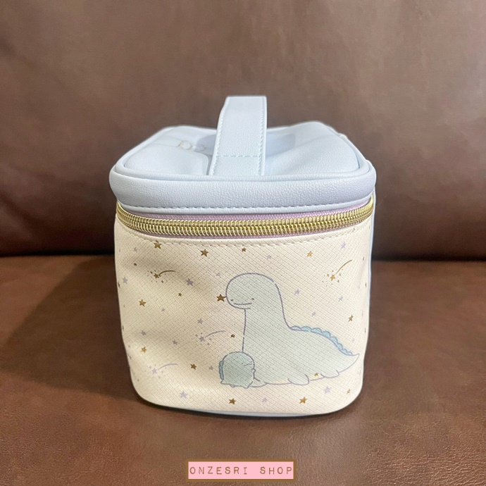 กระเป๋า Sumikko Gurashi คอลเลกชั่น Tokage's Dream Vol.2 Multi Pouch ใส่ของได้เยอะ ใส่เครื่องเขียน เครื่องสำอาง หรือตุ๊กตาได้ ขนาด 12 x 19 x 11 ซม.