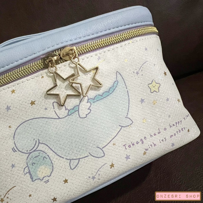 กระเป๋า Sumikko Gurashi คอลเลกชั่น Tokage's Dream Vol.2 Multi Pouch ใส่ของได้เยอะ ใส่เครื่องเขียน เครื่องสำอาง หรือตุ๊กตาได้ ขนาด 12 x 19 x 11 ซม.