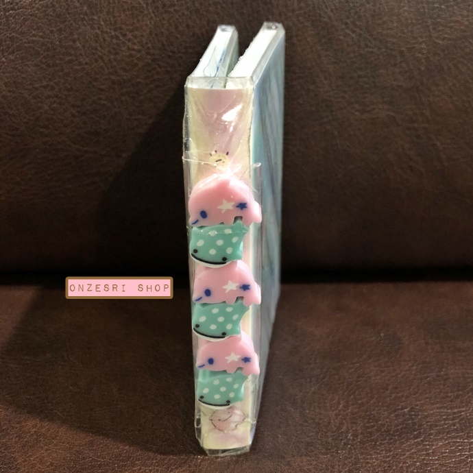 กระดาษโน้ต Memo แบบเล่ม ฉลามวาฬ Jinbesan กับคุณปลาโลมาสีชมพู แบบสีฟ้า มียางลบเล็ก 6 ก้อน ขนาด 9 x 7 x 12 ซม. กระดาษมี 4 ลาย รวม 80 แผ่น