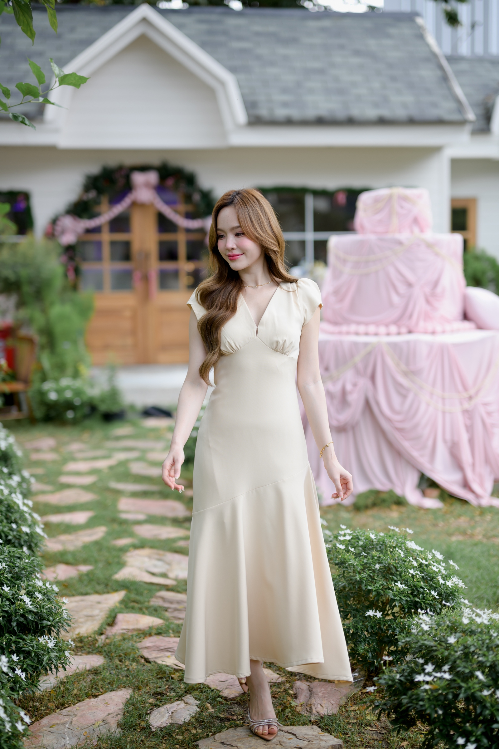 Petal Sway Maxi Dress : สีครีม