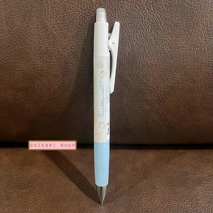 ดินสอกด Pilot Opt. ลาย Sumikko Gurashi Mysterious Rabbit Garden สีฟ้า สะดวกตรงการเขย่าไส้ได้แทนการกด ตรงคลิปที่หนีบเป็นแบบกด หนีบได้แน่น ไม่หลุดง่าย