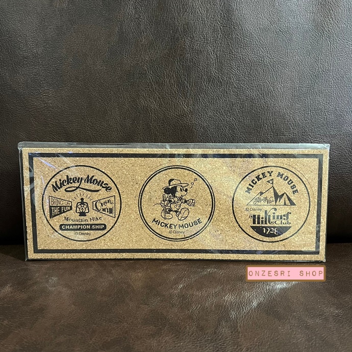 ที่รองแก้ว Disney Cork Coasters ลาย Hike จาก Disney Japan มี 3 อันในเซ็ต ขนาดทั้งแผ่นเซ็ต 11 x 29.5 ซม. แต่ละอันขนาดศูนย์กลาง 8.5 ซม.