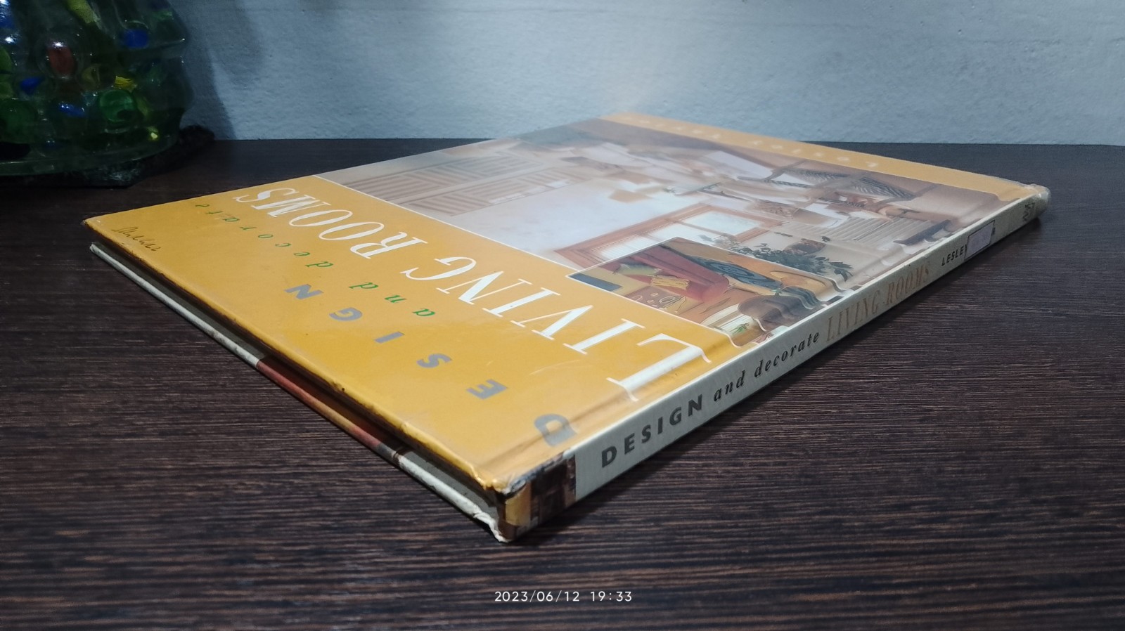 DESIGN and decorate LIVING ROOMS