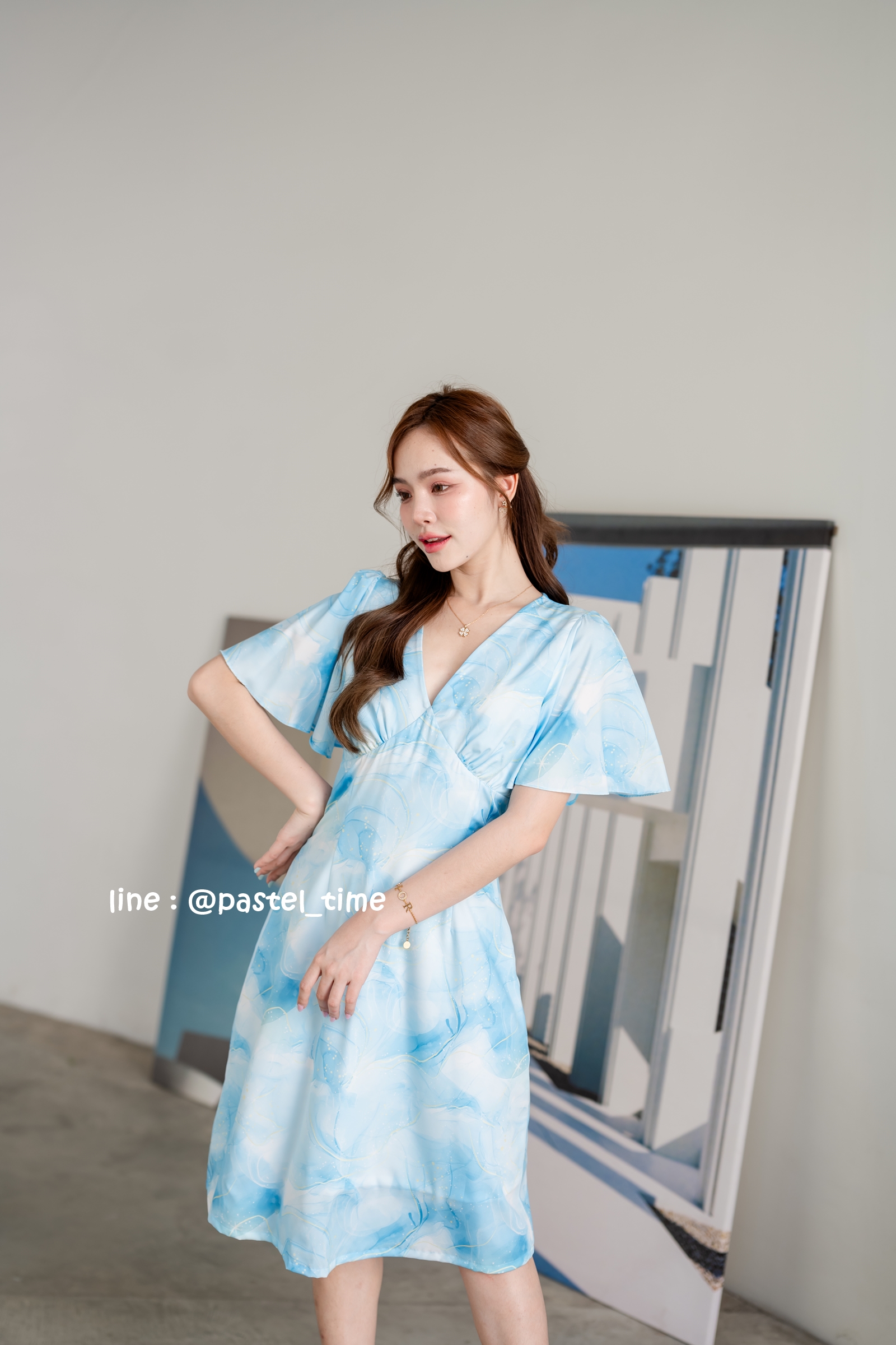 Sassy Marble Midi Dress : Vivid Blue โทนฟ้าสดใส