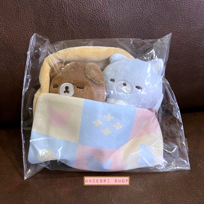 เซ็ตตุ๊กตาเล็ก Chairoikoguma Aokogu no Otomari (San-X Store Limited) เป็นตุ๊กตาไซส์ SS แบบ Koguma & Blue Wolf บนที่นอน ขนาดทั้งเซ็ต 13 x 13 x 5 ซม.