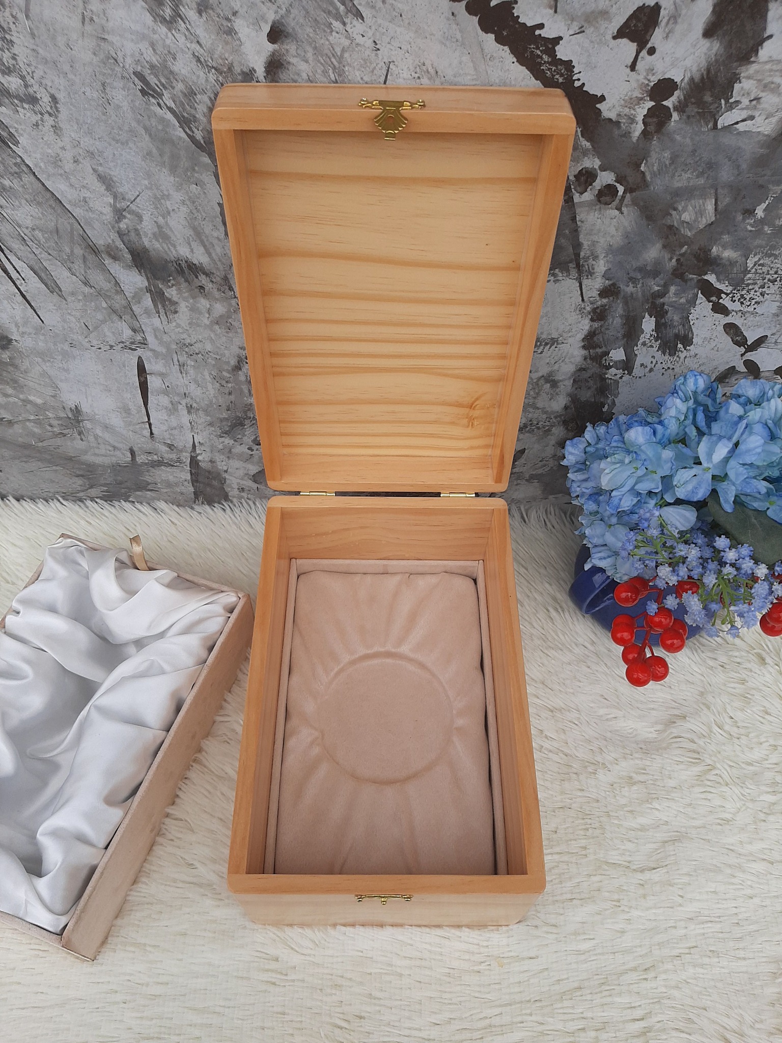 กล่องไม้ใส่ถ้วยรางวัล