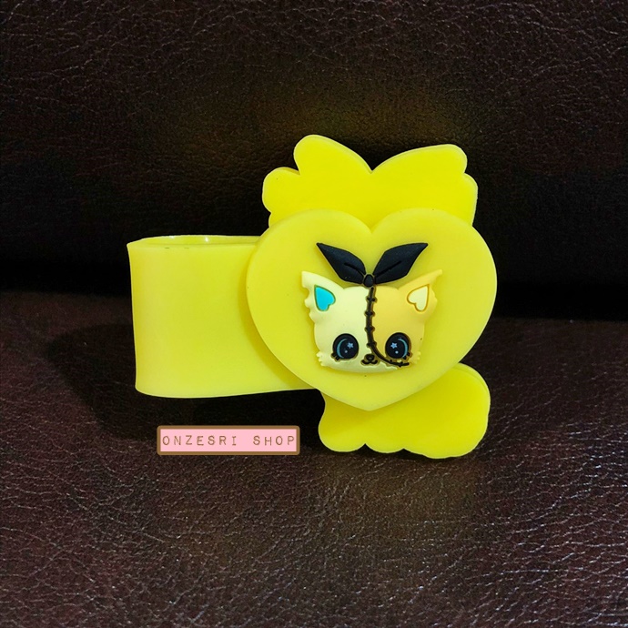 Sanrio Characters Beatcats Rubber Band ขนาดกว้าง 10.2 ซม. เป็นที่รัดเก็บสายหูฟัง หรืออื่น ๆ ทำจากยาง ด้านหลังมีกระดุมเหล็กติด มี 6 แบบให้เลือก