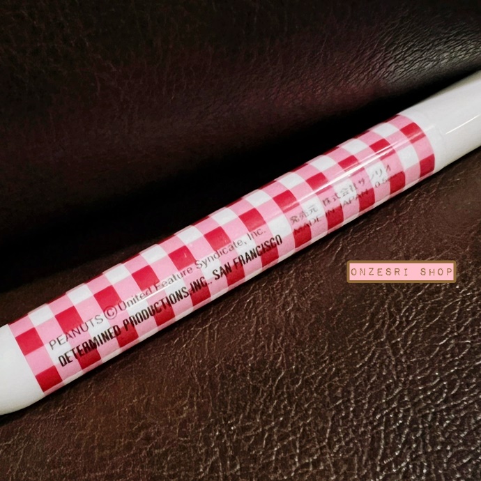 ดินสอกด Snoopy ลายตารางสีแดงขาว ที่กดเป็นสีทอง