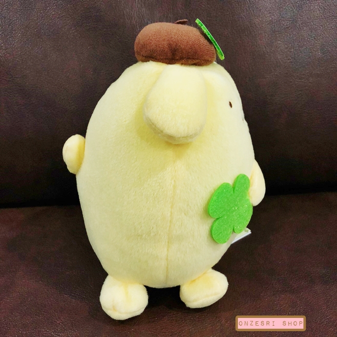 ตุ๊กตา Pompompurin ถือใบ Clover ขนาด 20 x 22 ซม.