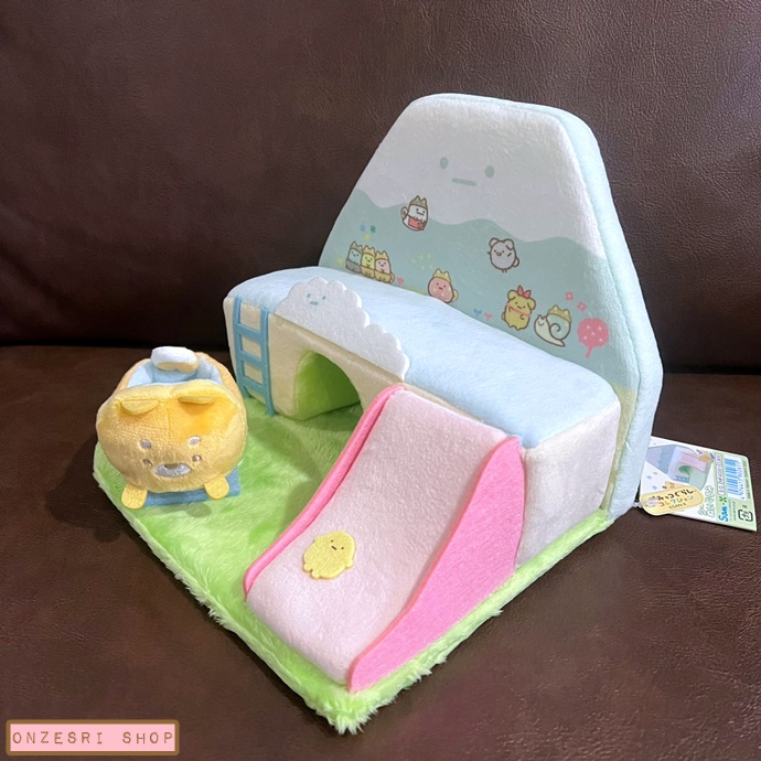 เซ็ตบ้าน Sumikko Gurashi - Dog Cosplay with Puppy ทำเป็นบ้านน้องหมา พร้อมฉากภูเขา และเครื่องเล่นน้องหมา ไว้เล่นกับตุ๊กตาเล็กได้ ขนาด 16 x 20 x 15 ซม.