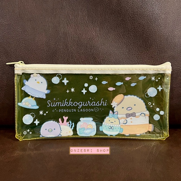 กระเป๋า Sumikko Gurashi Penguin Lagoon Flat Pouch (Limited) แบบสีเหลือง ขนาด 10 x 21 ซม. ทำจาก PVC ไม่มีวางขายทั่วไป เป็นแบบต้องลุ้นกับทางหน้าร้าน San-X ที่ญี่ปุ่นเท่านั้น