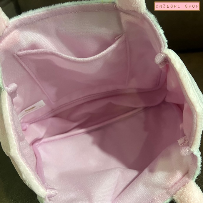กระเป๋าหิ้ว Cogimyun Winter Mini Tote Bag ขนาด 28 x 17 x 8 ซม. (วัดไม่รวมหู) แบบขนนุ่ม ไม่มีวางขายทั่วไป เป็นแบบต้องลุ้นกับทางหน้าร้าน Sanrio ที่ญี่ปุ่นเท่านั้น