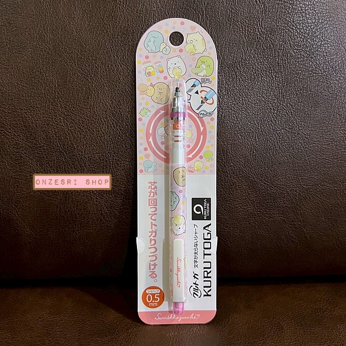 ดินสอกด Kurutoga ลาย Sumikko Gurashi Making Doll หัว 0.5 แบรนด์นี้ขึ้นชื่อด้านมีระบบเหลาไส้เองในตัวดินสอ ทำให้เวลาเขียนเส้นจะคมชัดตลอด