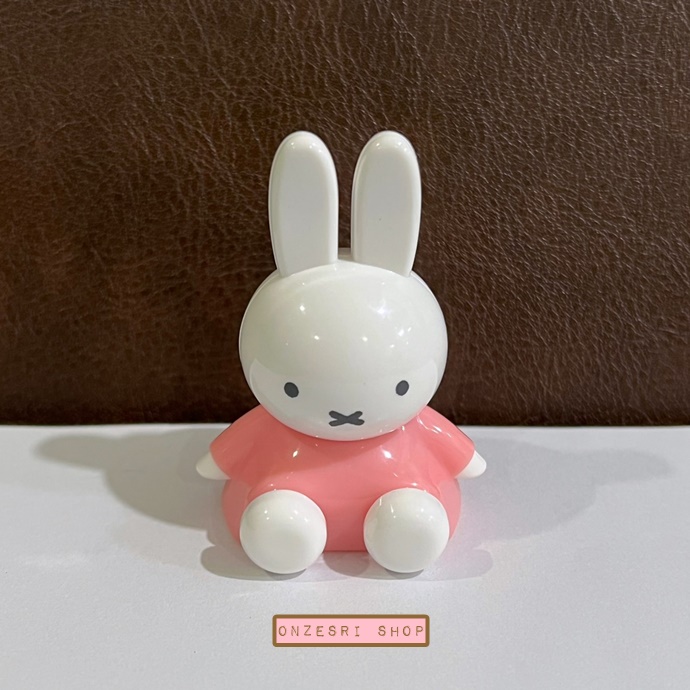 โมเดล Miffy Dokodemo Pettan Stand Mascot Part 2 ขนาดสูง 5.8 ซม. เป็นพลาสติกแข็ง ตรงขาดึงยืดออกมาได้ ไว้วางกระดาษหรือโน้ตได้ มี 5 แบบให้เลือก