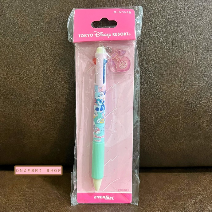 ปากกา Pentel Energel TDR Sweet Time สีชมพูเขียว พร้อมตัวห้อยรูปโทรศัพท์ หมึก 3 สี (แดง ดำ น้ำเงิน) มีขายเฉพาะที่ Tokyo Disney Resort เท่านั้น