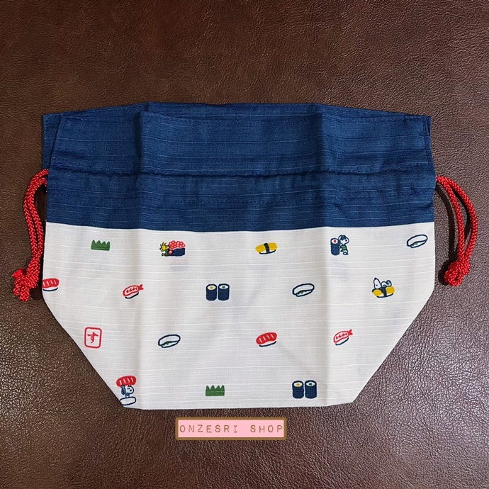 กระเป๋ารูดเชือกแบบญี่ปุ่น ลาย Snoopy Sushi (Limited) ทำจากผ้าญี่ปุ่น ขนาด 27 x 12 x 19.5 ซม. มีฐานกว้าง