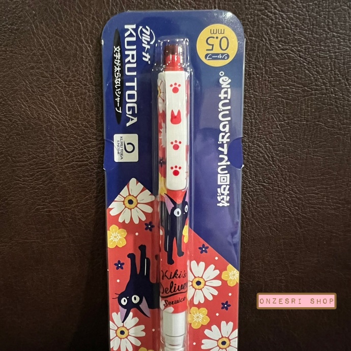 ดินสอกด Kurutoga จาก Studio Ghibli ลาย Kiki's Delivery Service (Flower) สีแดง แบรนด์นี้ขึ้นชื่อด้านมีระบบเหลาไส้เองในตัวดินสอ ทำให้เวลาเขียนเส้นจะคมชัดตลอด