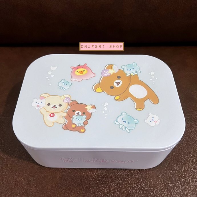 กล่องเก็บของ Rilakkuma Under the Sea Accessory Case & Mirror (Limited) แบบสีฟ้า ขนาด 15.5 x 11 x 6 ซม. ด้านในเป็นกระจก มีช่องแบ่งเก็บของ ไม่มีวางขายทั่วไป เป็นแบบต้องลุ้นกับทางหน้าร้าน San-X ที่ญี่ปุ่นเท่านั้น
