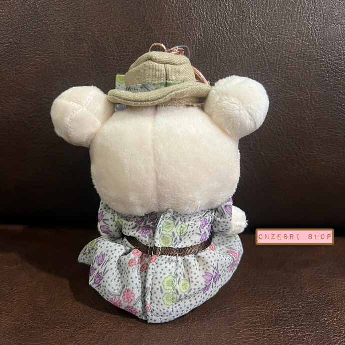 พวงกุญแจตุ๊กตา Rilakkuma x kippis (Limited) แบบ Korilakuma ลายผ้า Lahja (แปลว่าของขวัญ) เป็นแบรนด์ลายผ้าแบบสแกนดิเนเวีย น่ารักมาก สามารถถอดชุดกับหมวกได้ ขนาด 11 x 9 x 5 ซม.