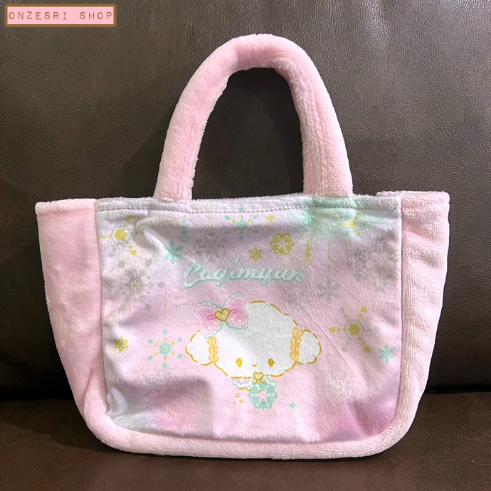 กระเป๋าหิ้ว Cogimyun Winter Mini Tote Bag ขนาด 28 x 17 x 8 ซม. (วัดไม่รวมหู) แบบขนนุ่ม ไม่มีวางขายทั่วไป เป็นแบบต้องลุ้นกับทางหน้าร้าน Sanrio ที่ญี่ปุ่นเท่านั้น