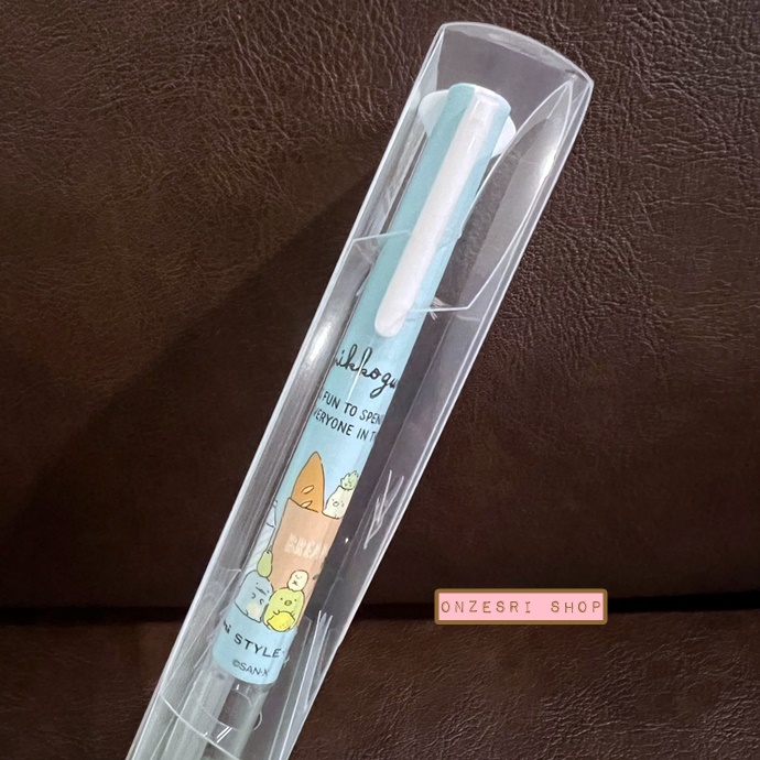 เซ็ตปากกา Uni Style Fit พร้อมไส้ ลาย Sumikko Gurashi สีฟ้า เป็นปลอกปากกา ใส่ได้ 3 ไส้ พร้อมไส้ 0.5 รวม 3 สี (Black, Blue, Red)