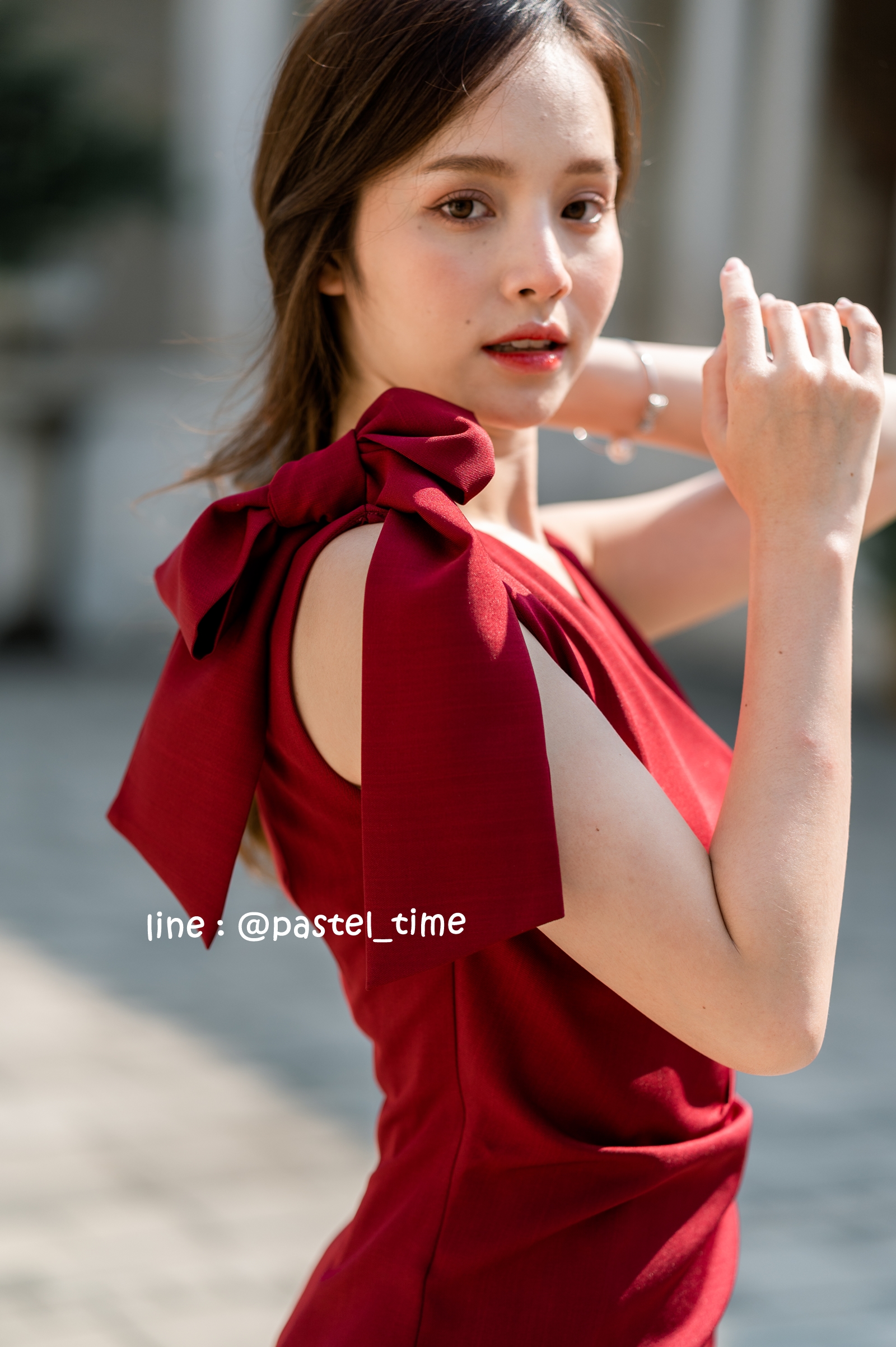 Dacia Bow Shoulder Dress – สีแดงเลือดหมู