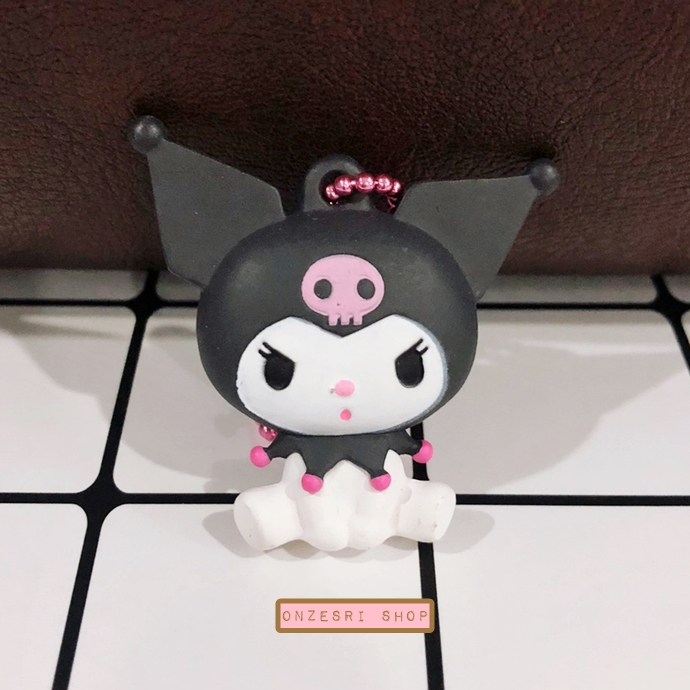 พวงกุญแจ Sanrio Characters Petanko Mascot Team Pink แบบ Kuromi ขนาด 4 x 4 ซม. ตรงส่วนที่เป็นสีขาวมีรอย มีลงสีไม่เท่ากัน เป็นตั้งแต่ตอนผลิต