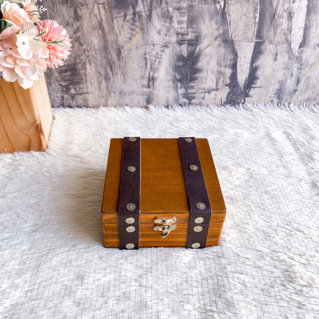 กล่องไม้ฝาล็อค ไซส์ S ตกแต่งหนัง (Wooden lock box, S size)