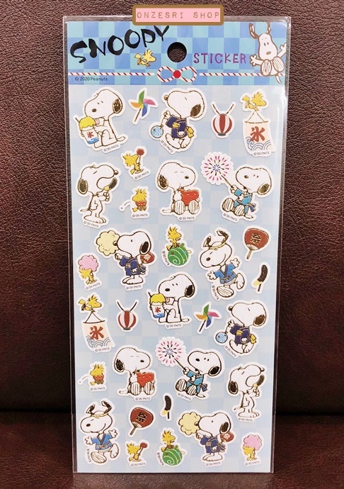 สติกเกอร์ Snoopy Japan ลาย Japan Festival เป็นแบบกระดาษสาญี่ปุ่น ปั๊มลายทอง ขอบทอง สวยมาก
