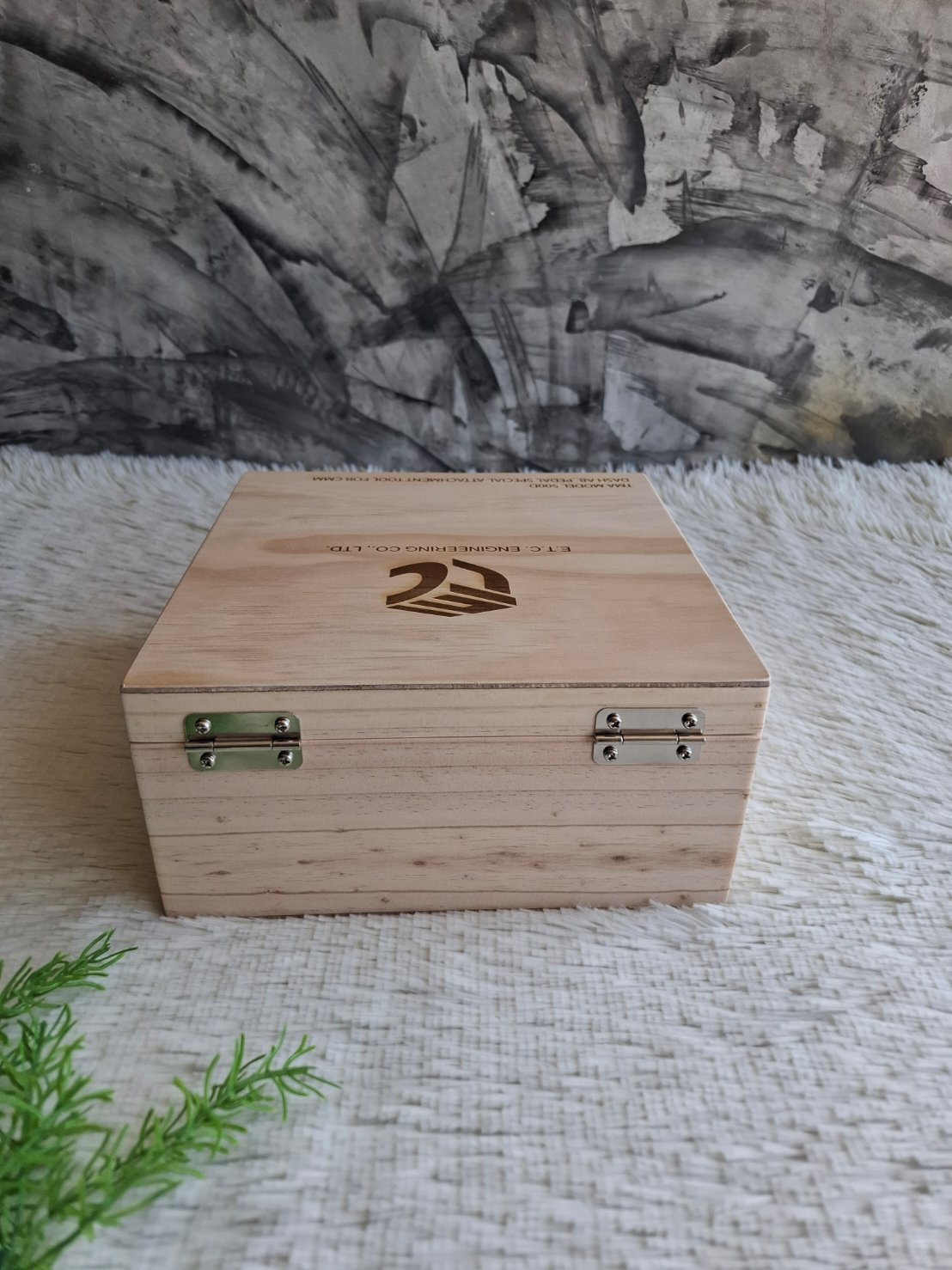 กล่องไม้สนฝาล็อค