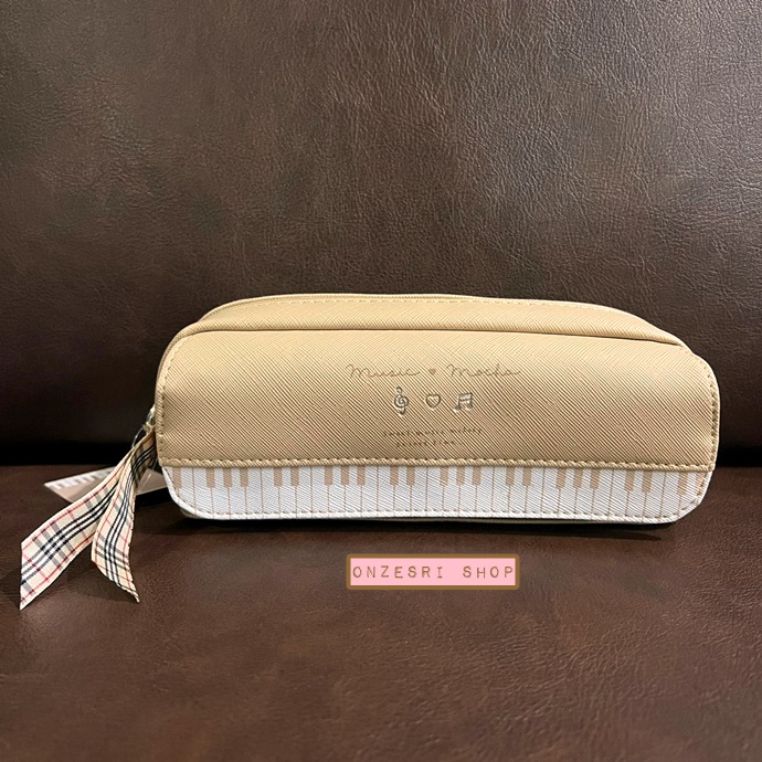 กระเป๋าเครื่องเขียนรูปเปียโนสีน้ำตาลอ่อน Music Mocha Pen Pouch จากญี่ปุ่น ใส่ของได้ 2 ช่อง ช่องหน้ากับช่องซิปด้านใน ทำจากหนัง PU ขนาด 6.5 x 18.5 x 5 ซม.