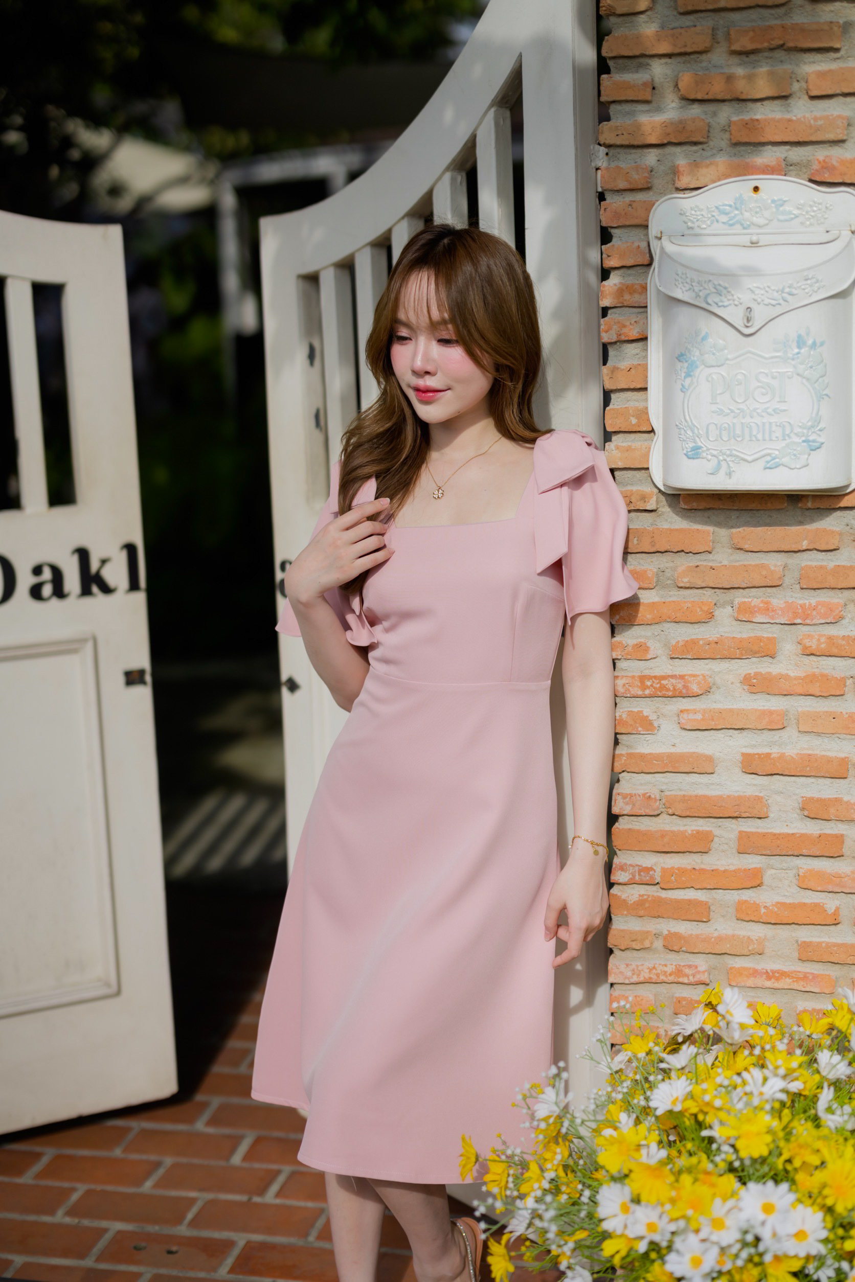 Bellette Bow Shoulder Dress : สีชมพู