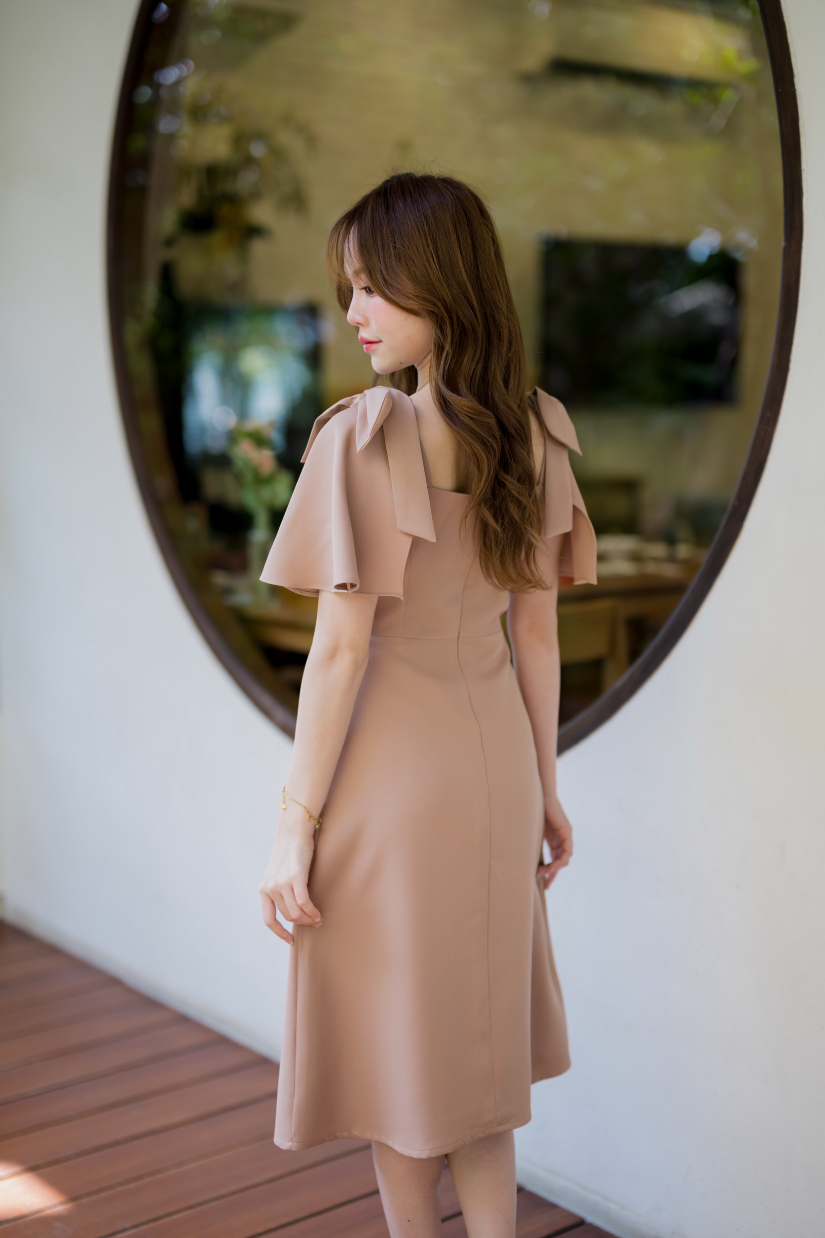 Bellette Bow Shoulder Dress : สีโอวัลติน