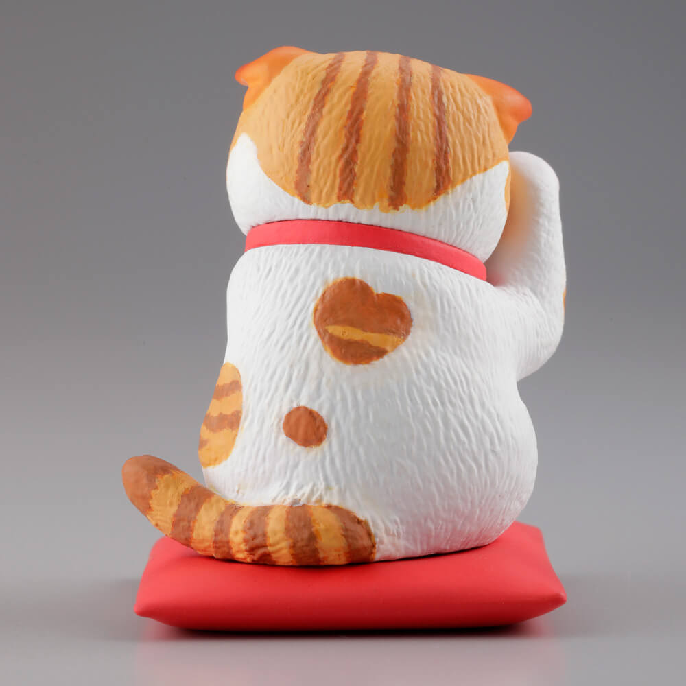 Kaiyodo Capsule Q Museum Kunio Sato's Lucky Cat V.3 โมเดลแมวกวักนำโชค Maneki Neko พร้อมแท่นวาง แบบ Scottish Fold สีขาวส้ม สูงประมาณ 4 ซม.