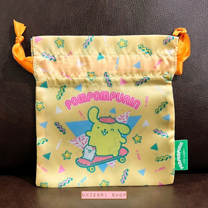 กระเป๋ารูดเชือก Sanrio 80s สีสดใส ลาย Pompompurin สีเหลือง เป็นเหมือนผ้าลื่น ๆ ขนาด 15 x 16 ซม.