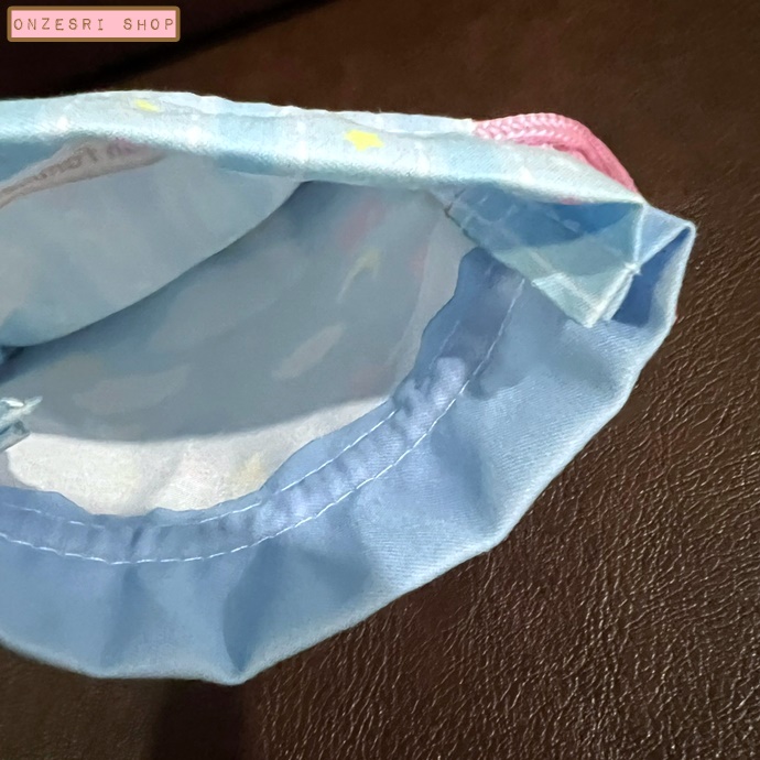 กระเป๋า Sylvanian Families Outing Pouch & Tote Bag แบบ Futon (Blue) ทำจากผ้า ขนาด 11 x 14.5 ซม. ตรงลายทำเป็นฉากเอาไว้เล่นกับตัวตุ๊กตาได้ มีช่องสำหรับใส่ตุ๊กตา