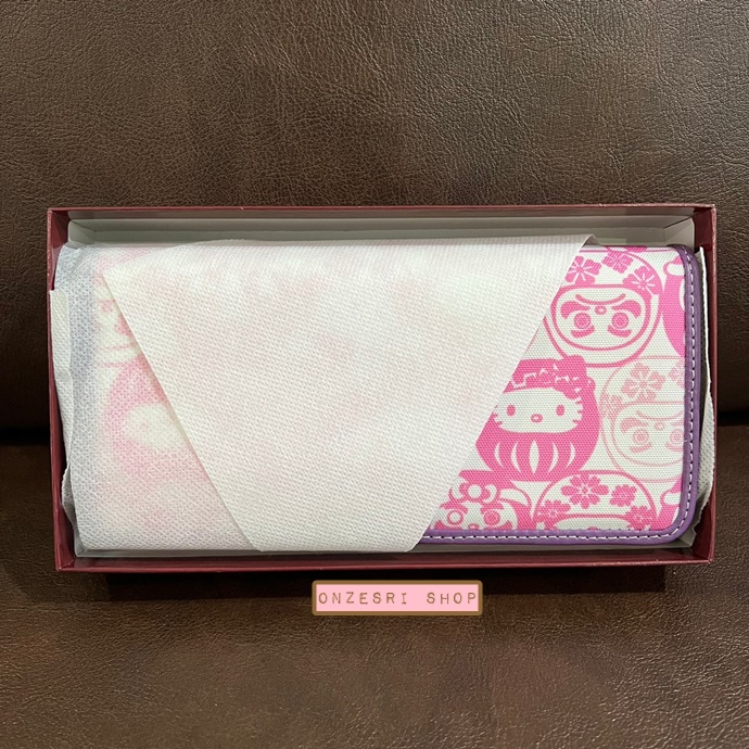 กระเป๋าสตางค์ใบยาว Hello Kitty Daruma (Limited) ทำจากผ้า & หนังเทียม ขนาด 19 x 12 ซม. มีช่องใส่บัตร ช่องซิป มี 2 สีให้เลือก