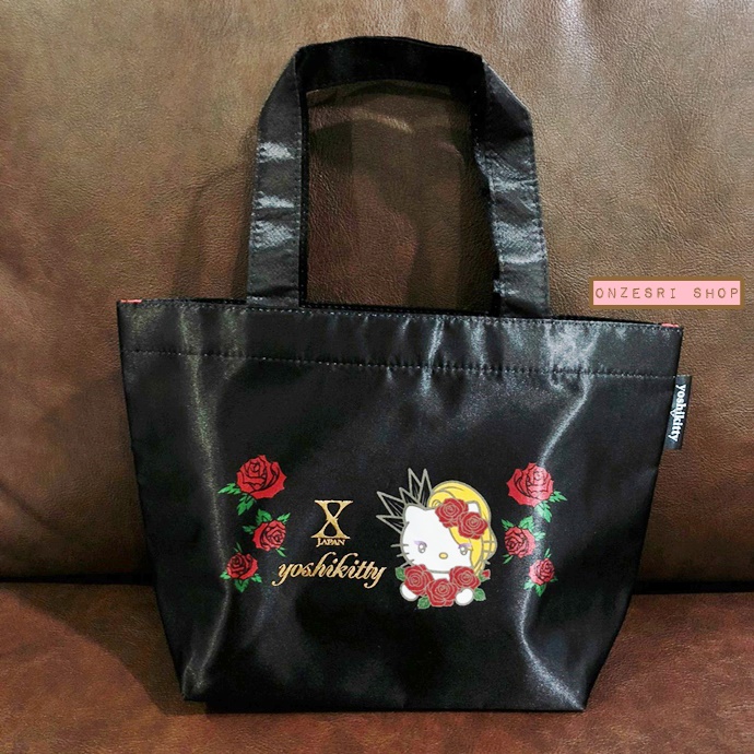 กระเป๋า Yoshikitty Tote Bag (Limited) สีดำ ขนาด 30 x 20 x 10 ซม. วัดไม่รวมหู เป็นแบบผ้าซาตินเงา ๆ (ทำจากโพลีเอสเตอร์) ไม่มีวางขายทั่วไป เป็นแบบต้องลุ้นกับทางหน้าร้าน Sanrio ที่ญี่ปุ่นเท่านั้น