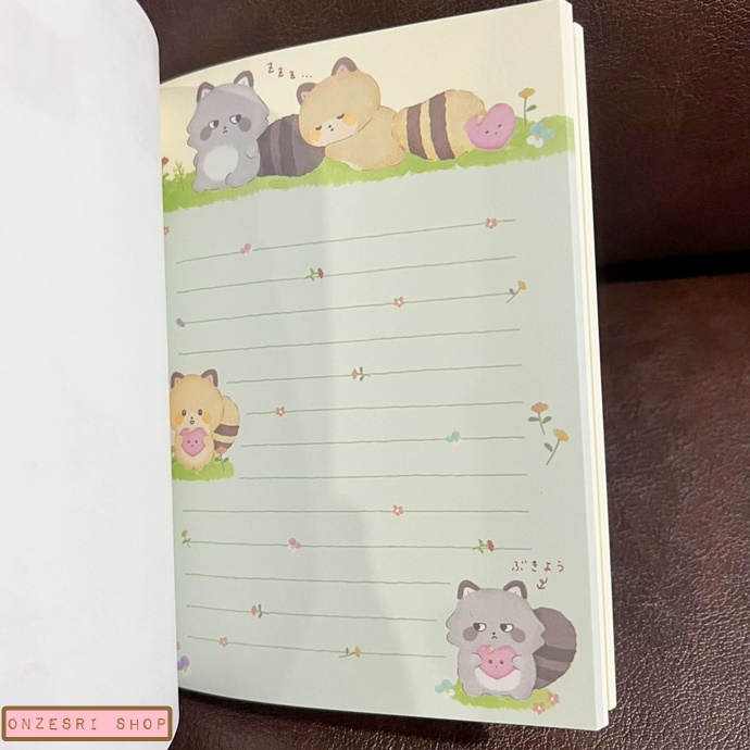 สมุดเล่มเล็ก Kokoro Raccoon Hug Makes Your Heart Warm แบบลายตรงกลาง ขนาด 14.8 x 10.5 x 1.3 ซม. มี 4 ลาย รวม 120 แผ่น