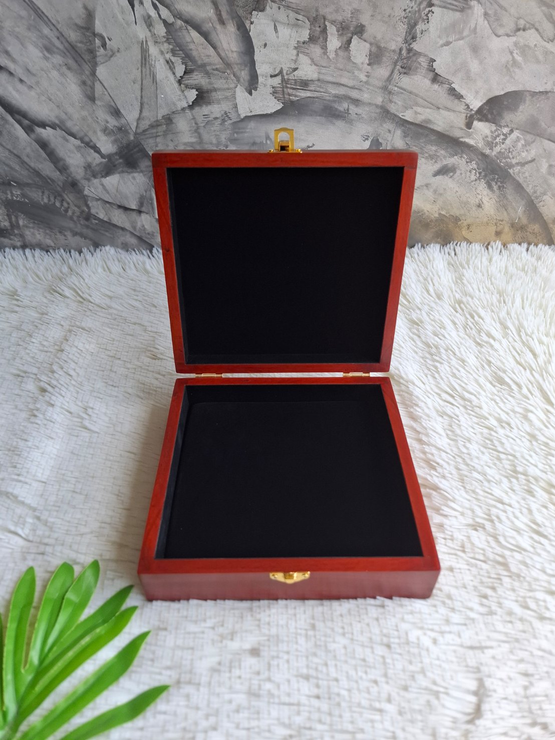 กล่องไม้สนฝาล็อค สีเชอรี่