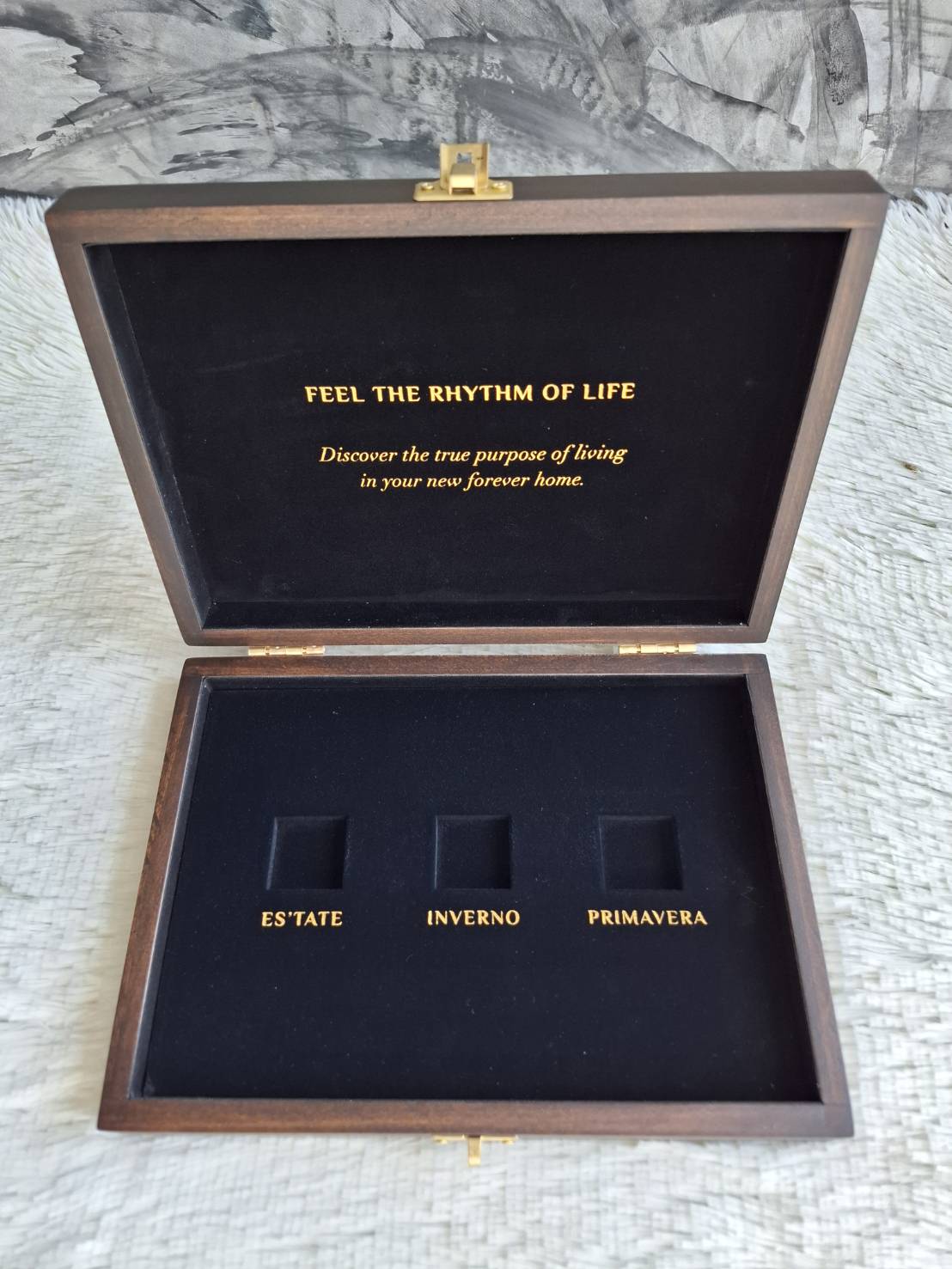 กล่องไม้บุผ้ากำมะหยี่สีดำ