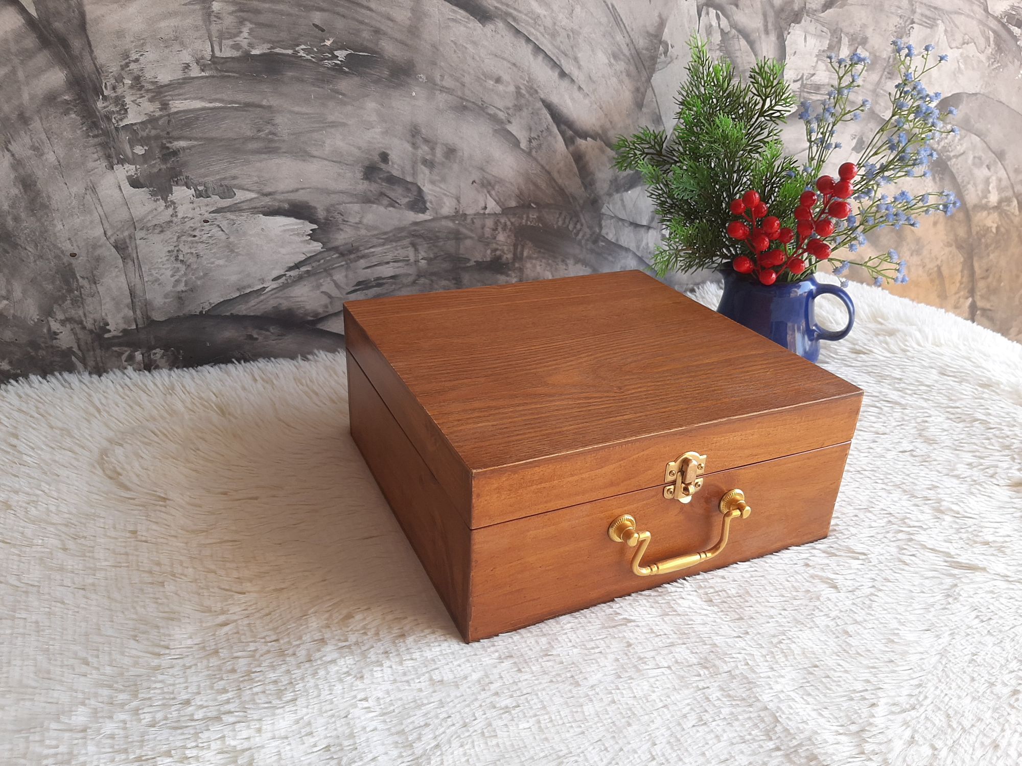 กล่องไม้สีสักแบบมือจับ