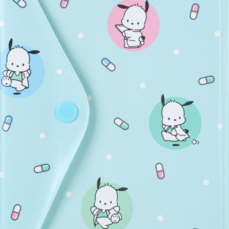 สมุดเก็บบัตร Sanrio Notebook & Ticket Medicine Case แบบคุณหมอ Pochacco ขนาด 12 x 0.5 x 16.5 ซม. ใส่การ์ดได้ 9 ใบ มีช่องซิปใส่ของ ใส่สมุดเล่มเล็กได้