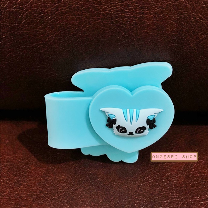 Sanrio Characters Beatcats Rubber Band ขนาดกว้าง 10.2 ซม. เป็นที่รัดเก็บสายหูฟัง หรืออื่น ๆ ทำจากยาง ด้านหลังมีกระดุมเหล็กติด มี 6 แบบให้เลือก