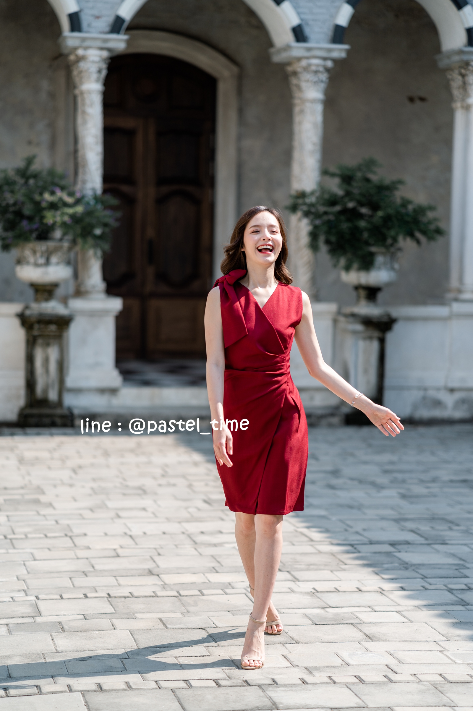Dacia Bow Shoulder Dress – สีแดงเลือดหมู