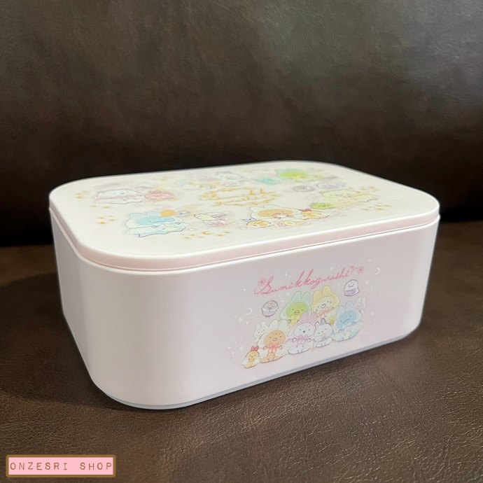 กล่องเก็บของ Sumikko Gurashi Rabbit's Mysterious Charm Accessory Case & Mirror (Limited) แบบสีชมพู ขนาด 15.5 x 11 x 6 ซม. ด้านในเป็นกระจก มีช่องแบ่งเก็บของ ไม่มีวางขายทั่วไป เป็นแบบต้องลุ้นกับทางหน้าร้าน San-X ที่ญี่ปุ่นเท่านั้น
