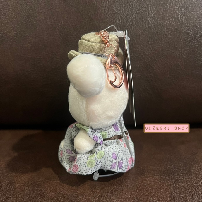 พวงกุญแจตุ๊กตา Rilakkuma x kippis (Limited) แบบ Korilakuma ลายผ้า Lahja (แปลว่าของขวัญ) เป็นแบรนด์ลายผ้าแบบสแกนดิเนเวีย น่ารักมาก สามารถถอดชุดกับหมวกได้ ขนาด 11 x 9 x 5 ซม.